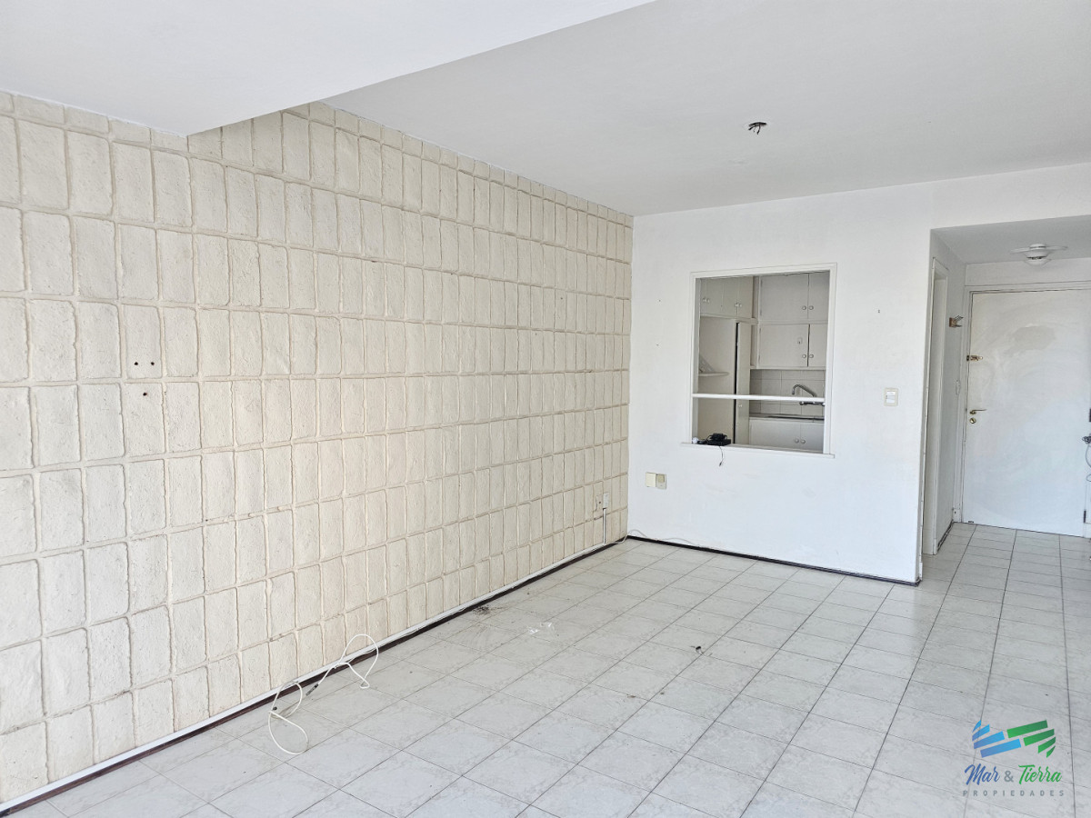 Apartamento ID.5680 - Venta de apartamento de 1 y medio dormitorios con vista al mar en Península, Punta del Este