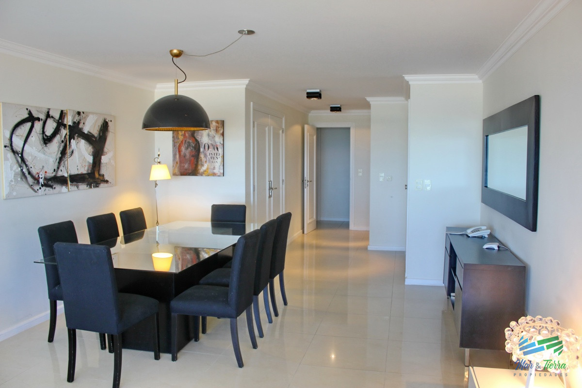 Apartamento ID.2338 - Apartamento de 3 dormitorios, primera linea frente al mar, en alquiler y venta, Punta del Este