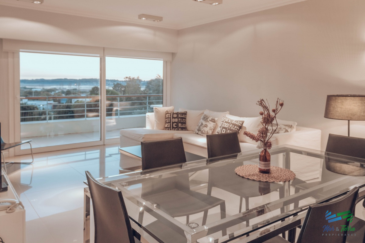 Apartamento ID.4209 - VENTA de apartamento de 2 dormitorios sobre playa Mansa de Punta del Este