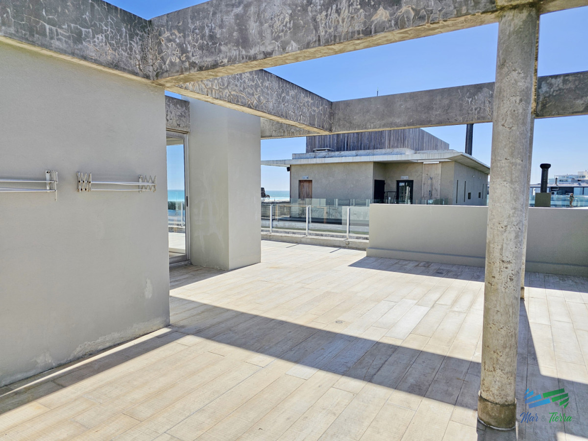 Apartamento ID.5677 - Alquiler anual apartamento penthouse frente al mar 3 dormitorios, Playa Mansa, Pinares, Punta del Este.