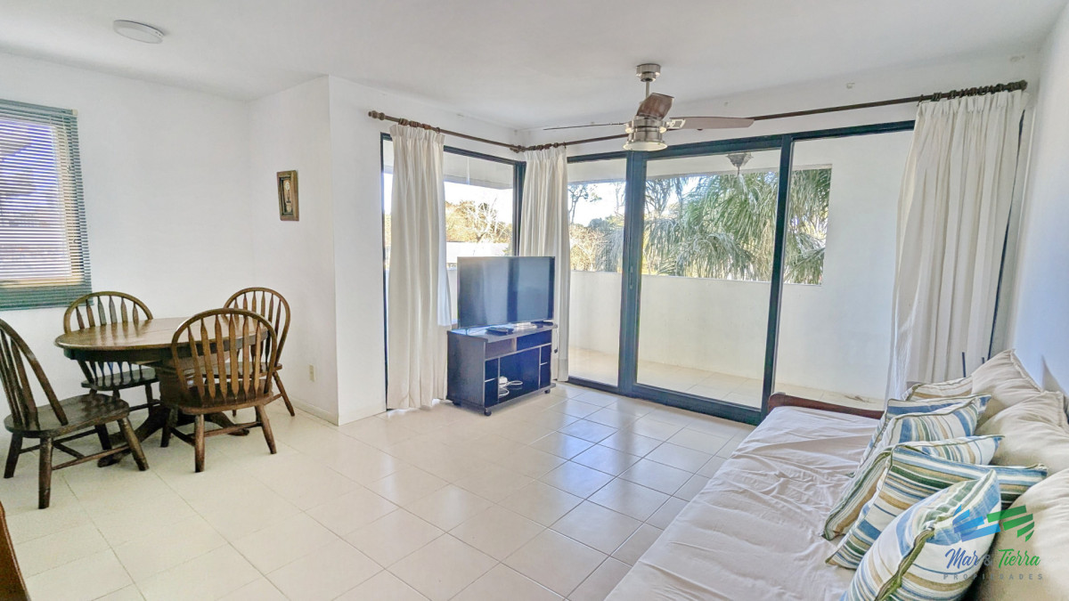 Apartamento ID.2326 - Venta de apartamento 1 dormitorio esquinero con balcon y cochera sobre Roosevelt