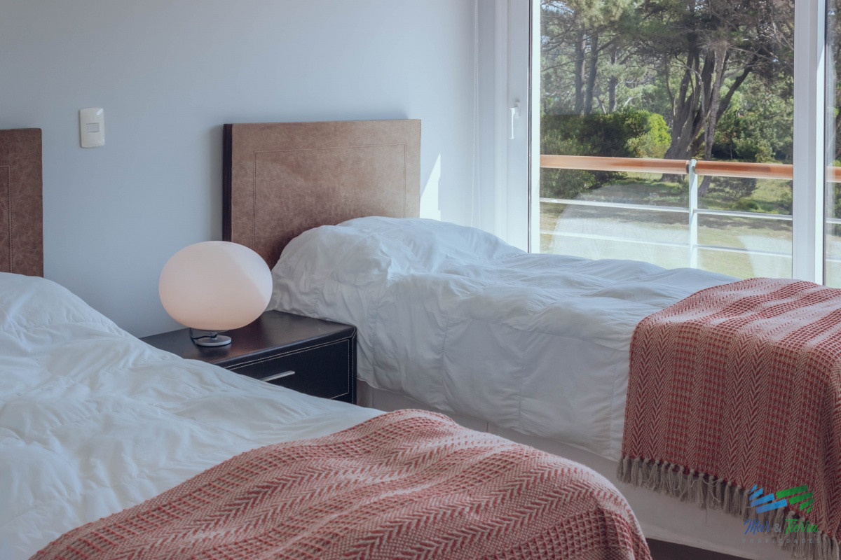 Apartamento ID.4209 - VENTA de apartamento de 2 dormitorios sobre playa Mansa de Punta del Este