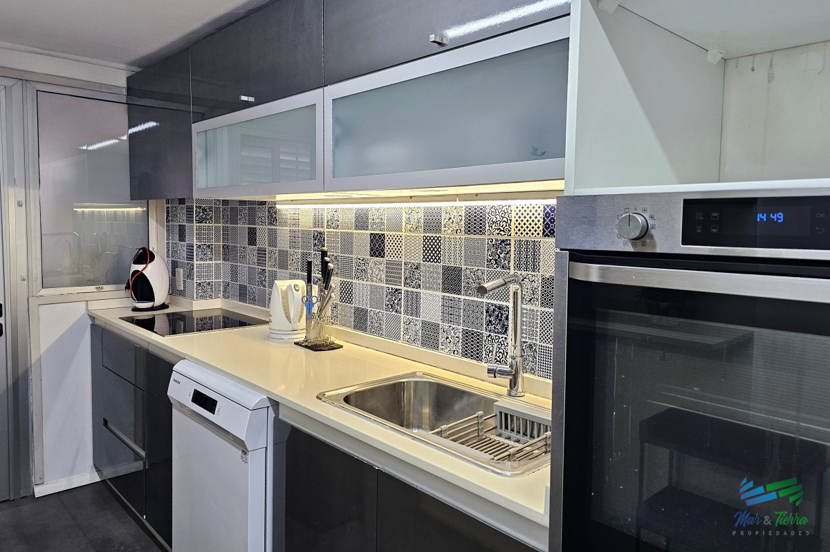 Apartamento ID.5377 - ALQUILER ANUAL, FRENTE LA MANSA, 3 DORMITORIOS COMPLETAMENTE RECICLADO! PUNTA DEL ESTE. 