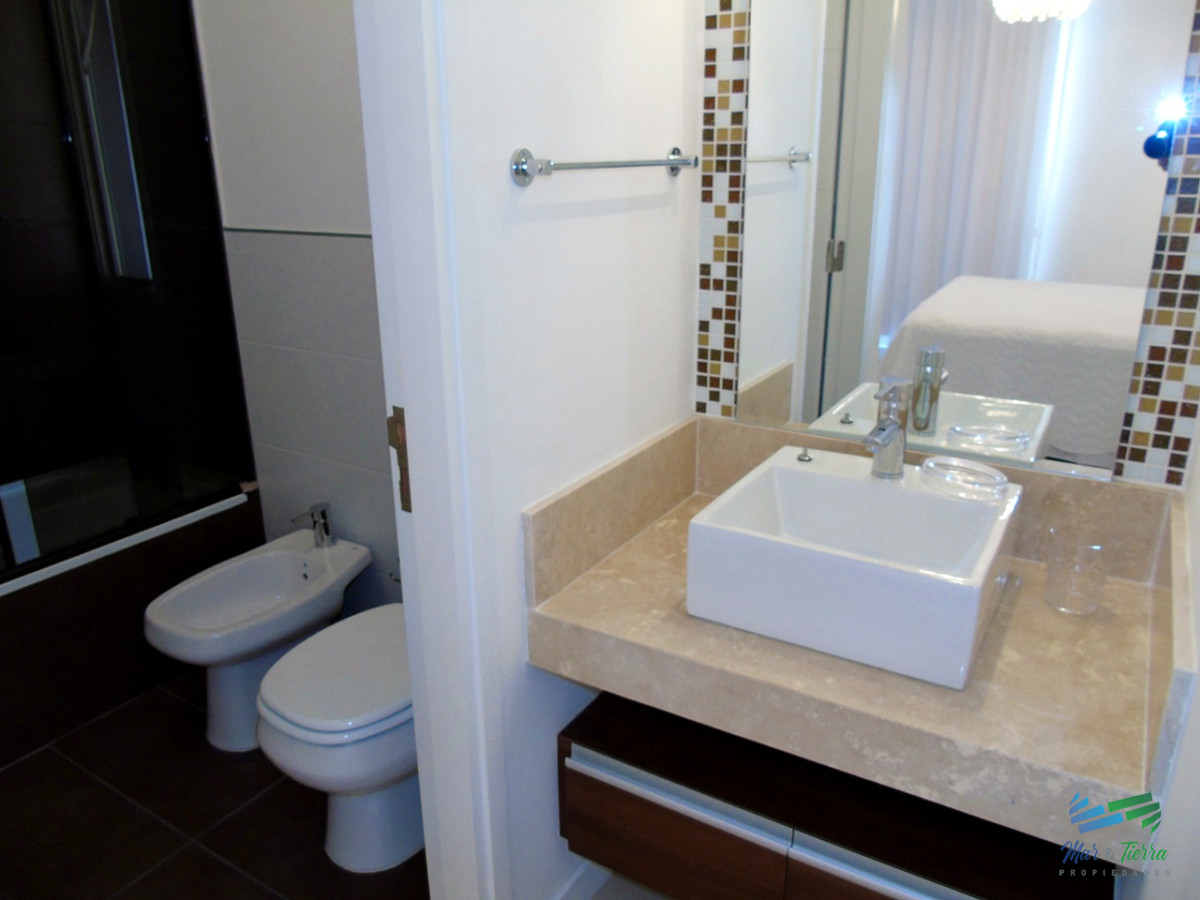 Apartamento ID.2435 - A metros del mar, en una de las zonas de mas categoría. Apartamento en piso alto con vista al mar.OPORTUNIDAD