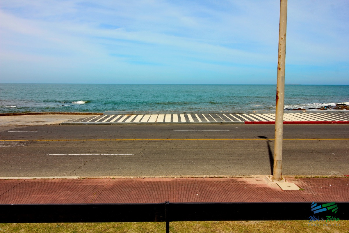 Apartamento ID.25 - Apartamento de 3 dormitorios frente al mar en venta y alquiler, Peninsula, Punta del Este.