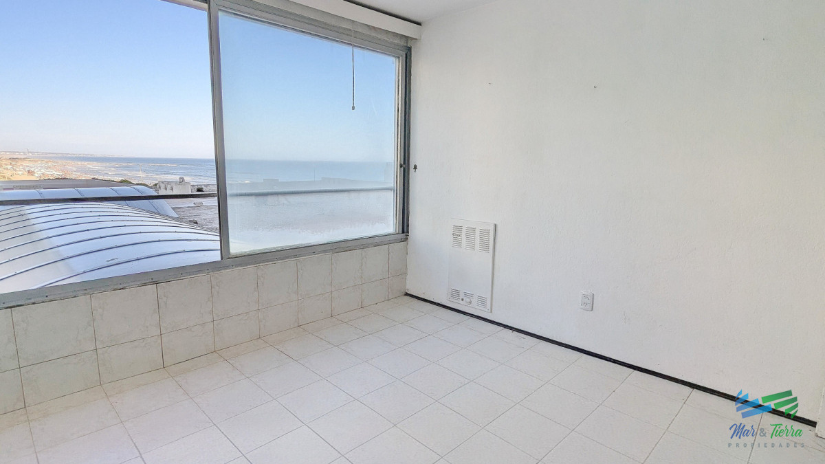 Apartamento ID.5680 - Venta de apartamento de 1 y medio dormitorios con vista al mar en Península, Punta del Este