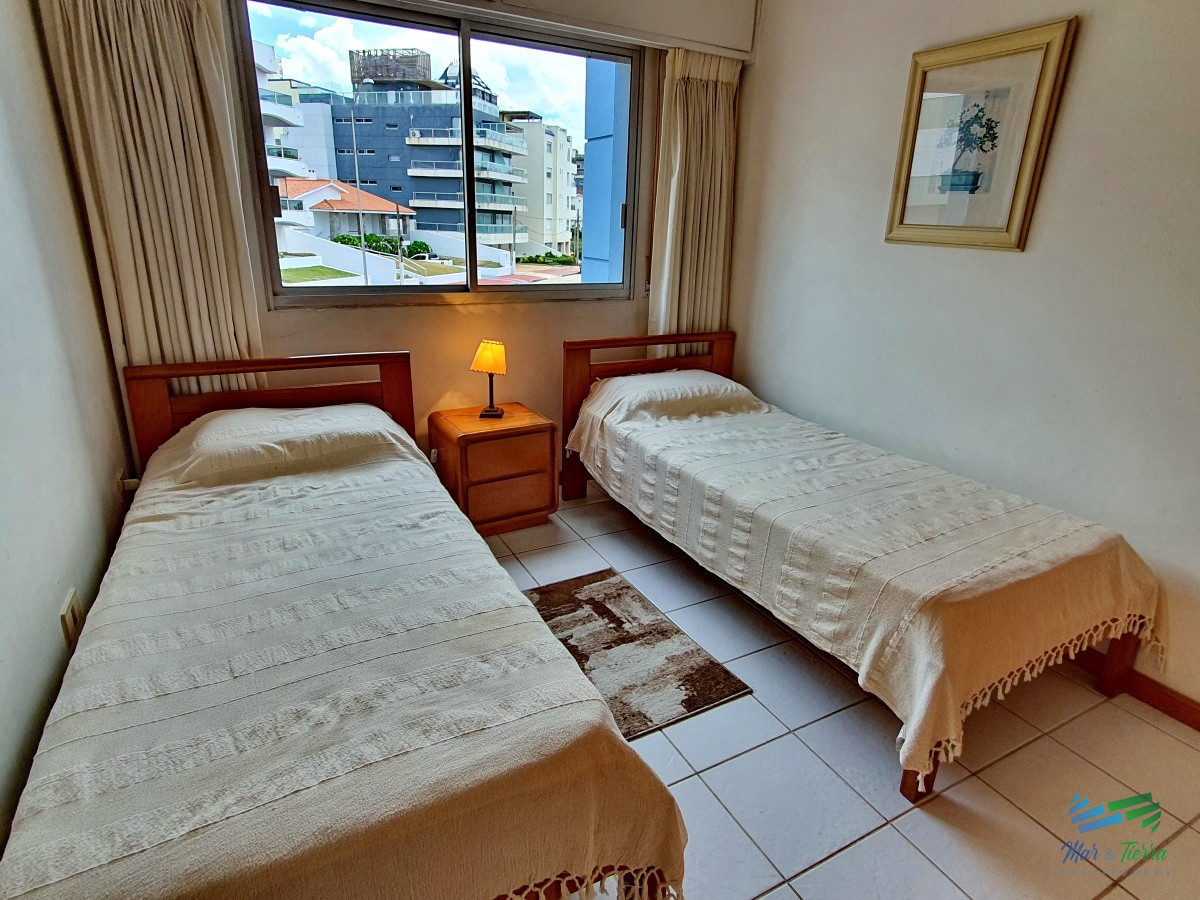 Apartamento ID.1515 - Se alquila apartamento de 1 dormitorio frente al mar con vista en Peninsula, Punta del Este.