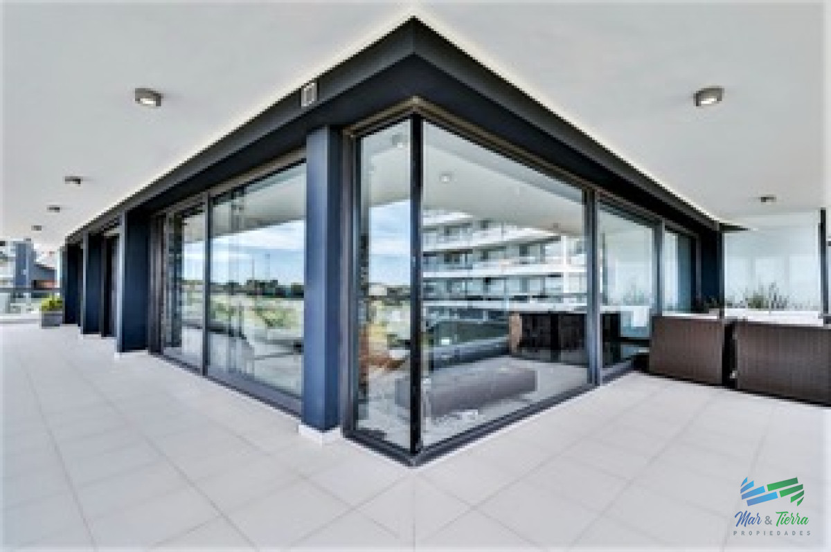 Apartamento ID.2724 - Vendo apartamento 4 dormitorios en primera línea de playa brava, Punta del Este.