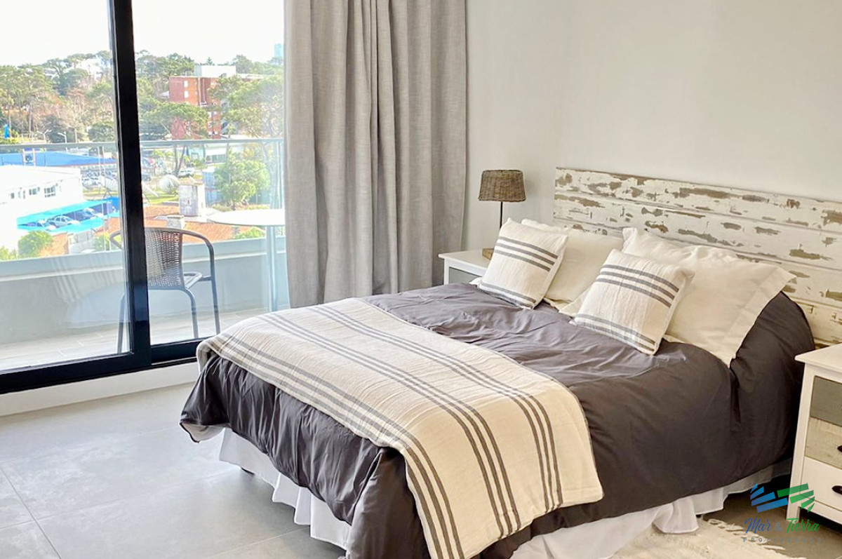 Apartamento ID.4378 - Alquilo por invierno amplio monoambiente con balcón al frente y buenos servicios, parada 5, Punta del Este