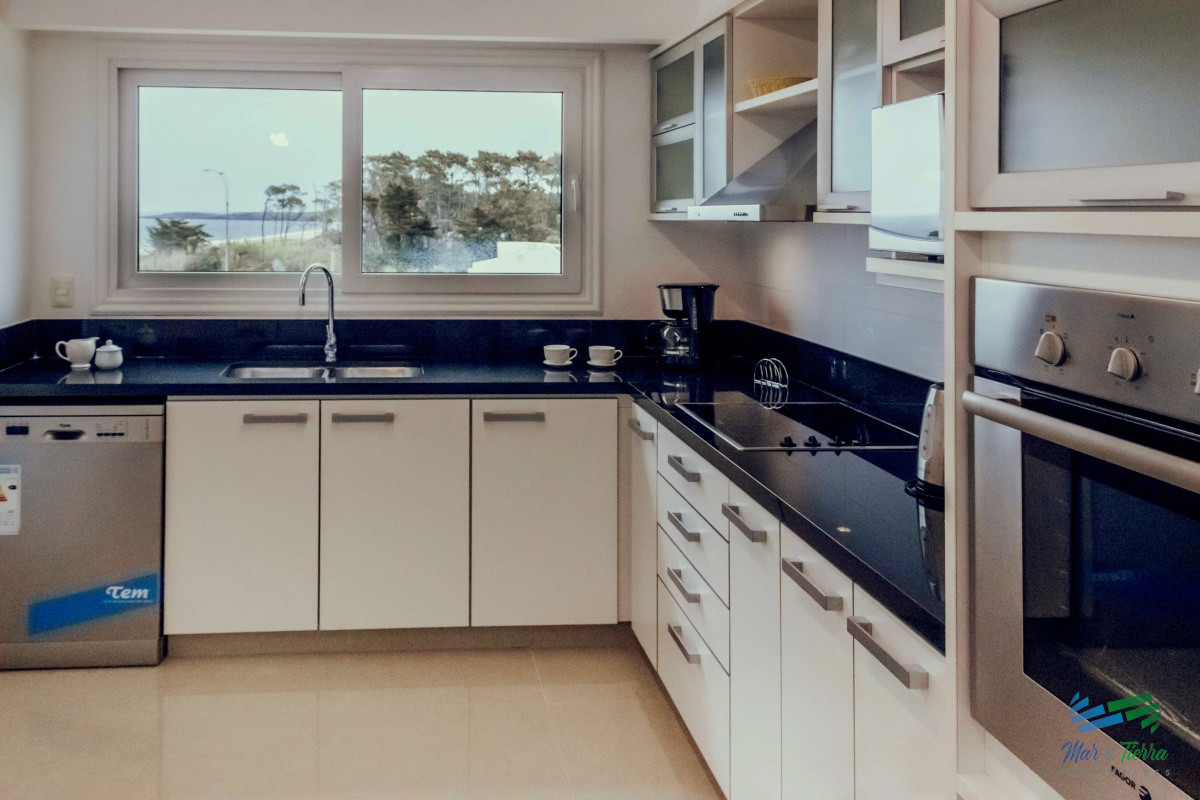 Apartamento ID.3945 - VENTA de Pent Huse sobre playa Mansa de 4 suites con todos los servicios