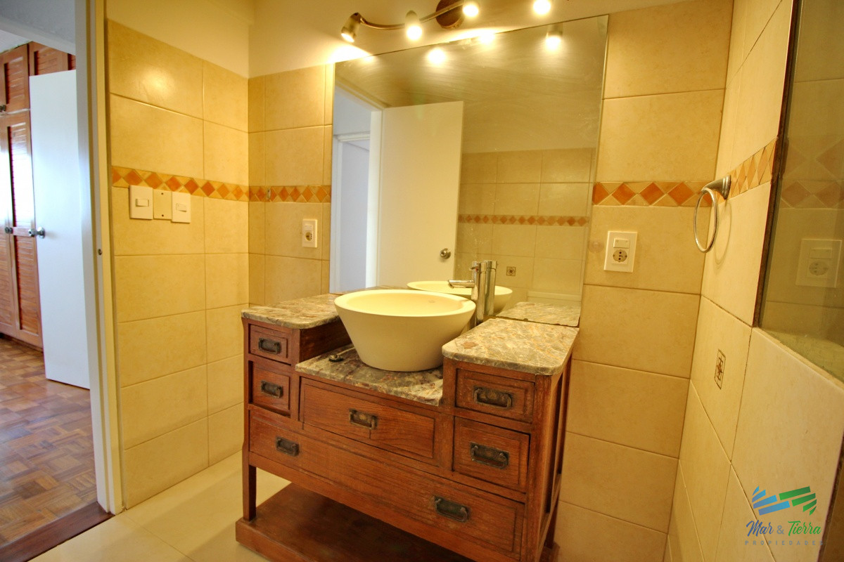 Apartamento ID.2512 - En alquiler y venta..  apartamento reciclado de 3 dormitorios en el centro de Maldonado, piso alto.
