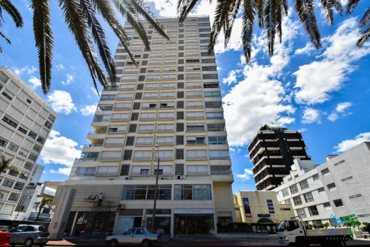 Apartamento ID.2457 - Apartamento de 3 dormitorios con vista al mar ,Punta del Este