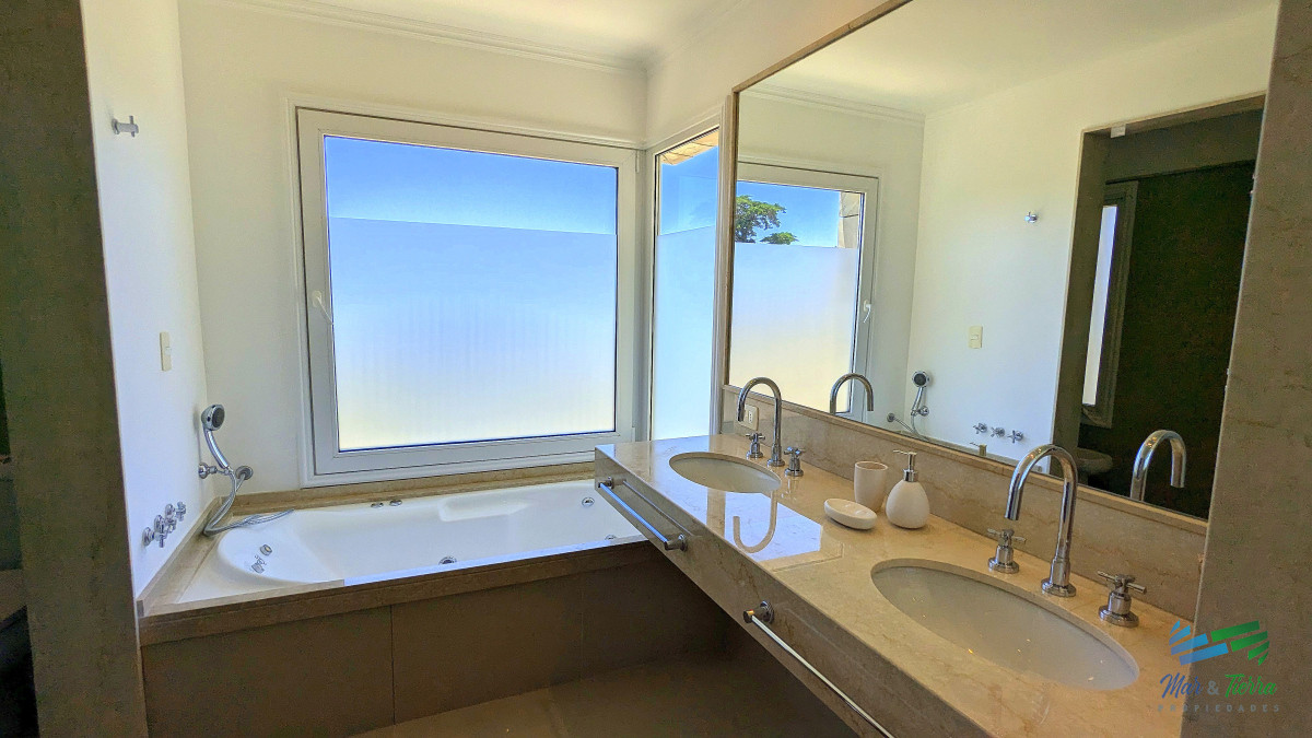 Apartamento ID.4955 - Venta de apartamento Petnhouse 3 dormitorios 3 baños frente al mar, playa MansaPunta del Este 