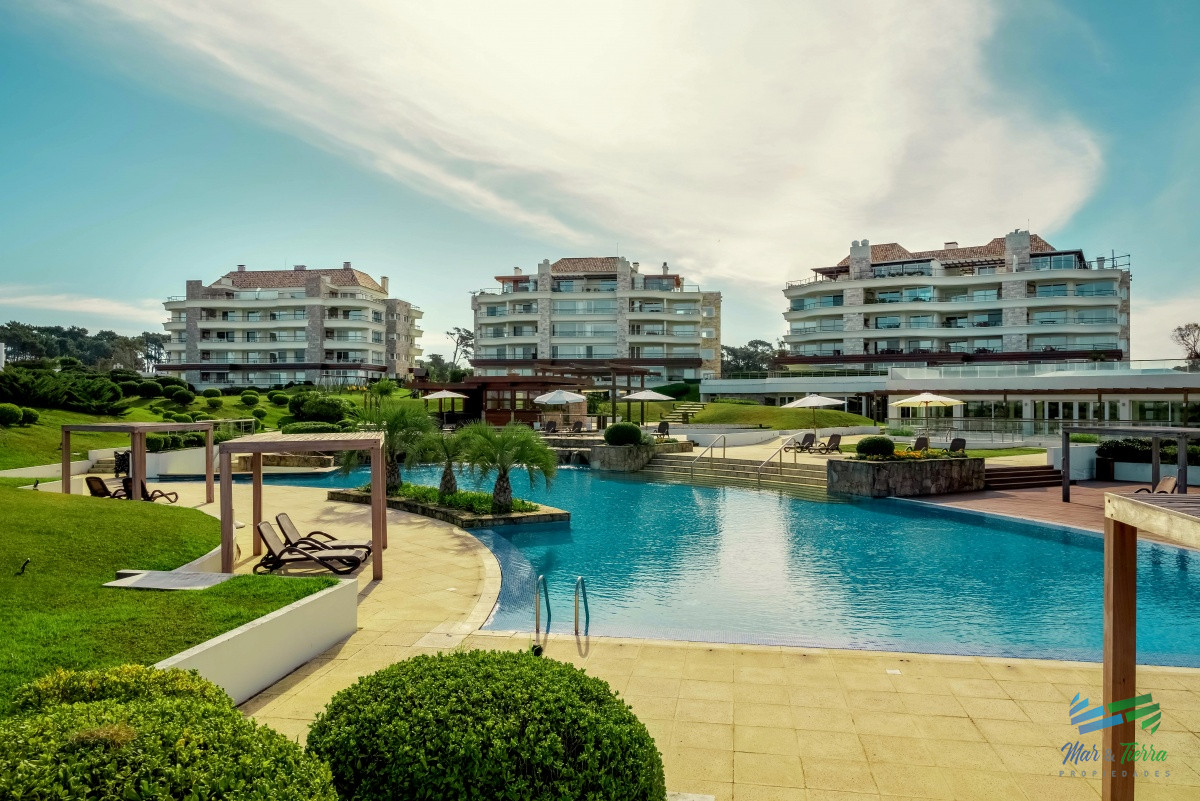 Apartamento ID.3945 - VENTA de Pent Huse sobre playa Mansa de 4 suites con todos los servicios
