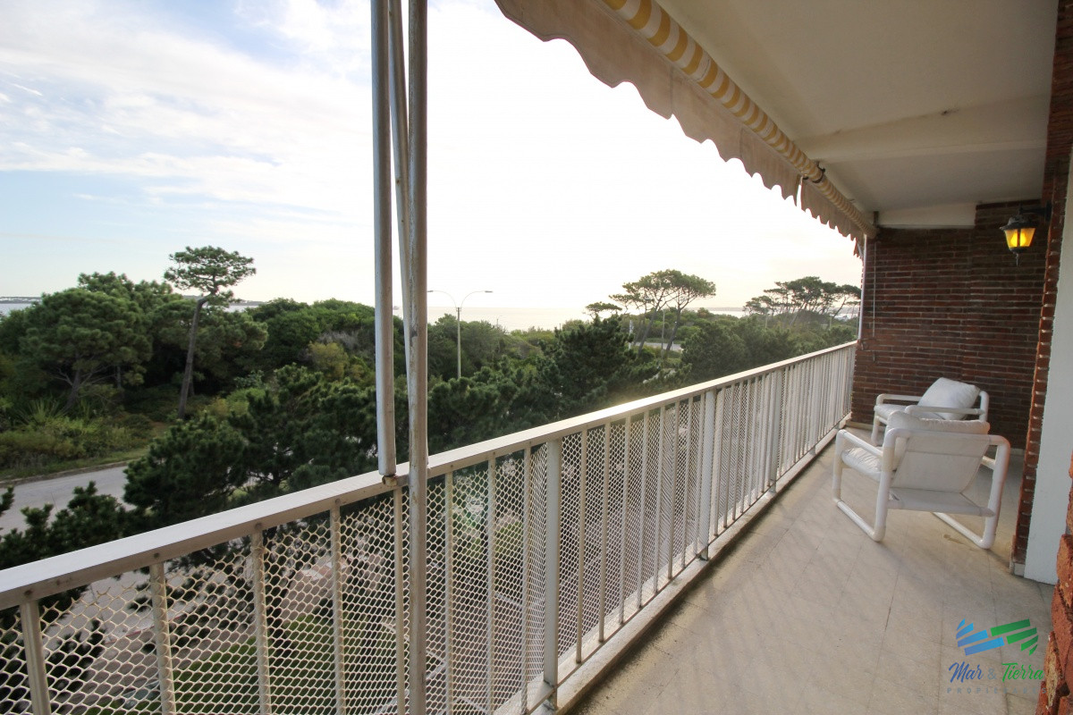 Apartamento ID.2502 - En venta apartamento 3 dormitorios en primera linea sobre Playa Mansa, Punta del Este.