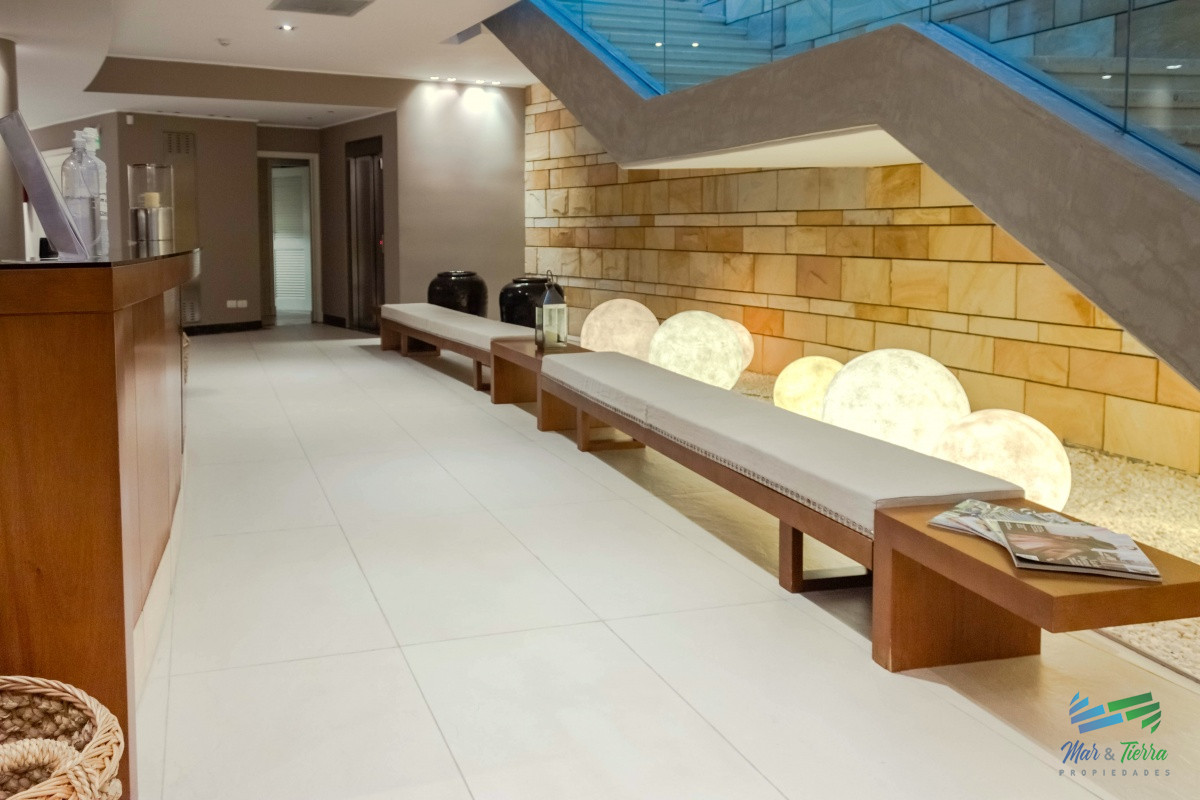 Apartamento ID.3945 - VENTA de Pent Huse sobre playa Mansa de 4 suites con todos los servicios