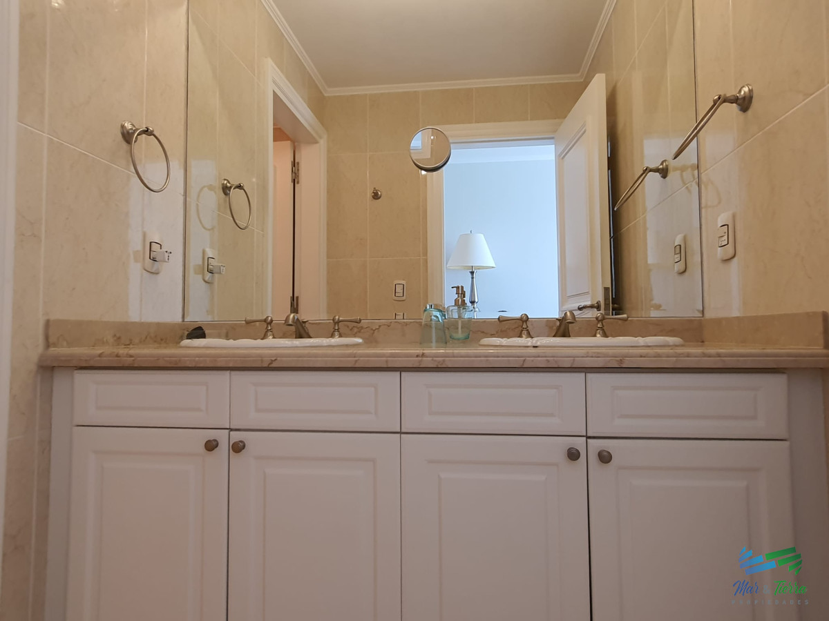 Apartamento ID.444 - Torre de categoría en primera línea sobre playa mansa.