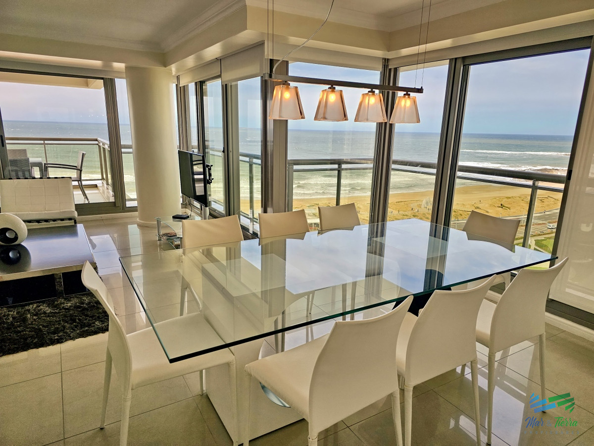Apartamento ID.4433 - Alquiler apartamento Torre Imperiale de 4 dormitorios frente al mar, excelente vista y servicios, playa Brava, Punta del Este.