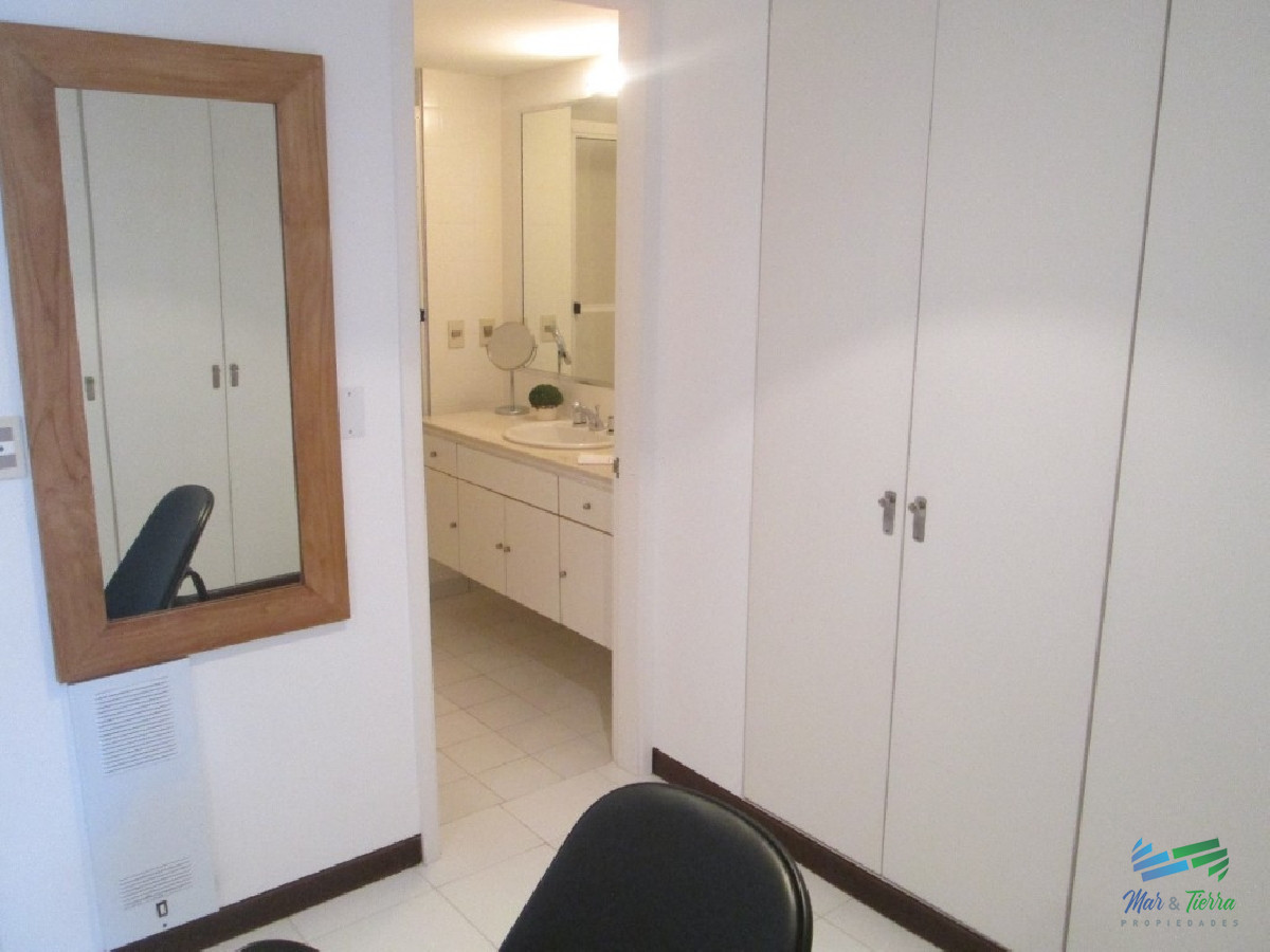 Apartamento ID.2152 - Excelente oportunidad... torre de categoría, con excelentes servicios, ubicado en primera línea sobre playa brava