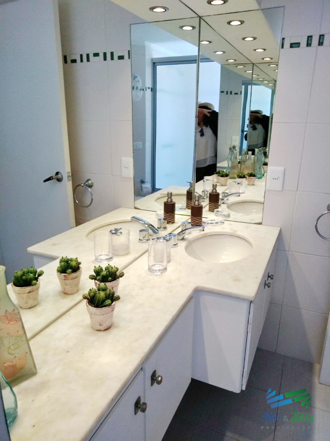 Apartamento ID.2421 - En alquiler.. torre de categoría en primera línea.. playa brava.