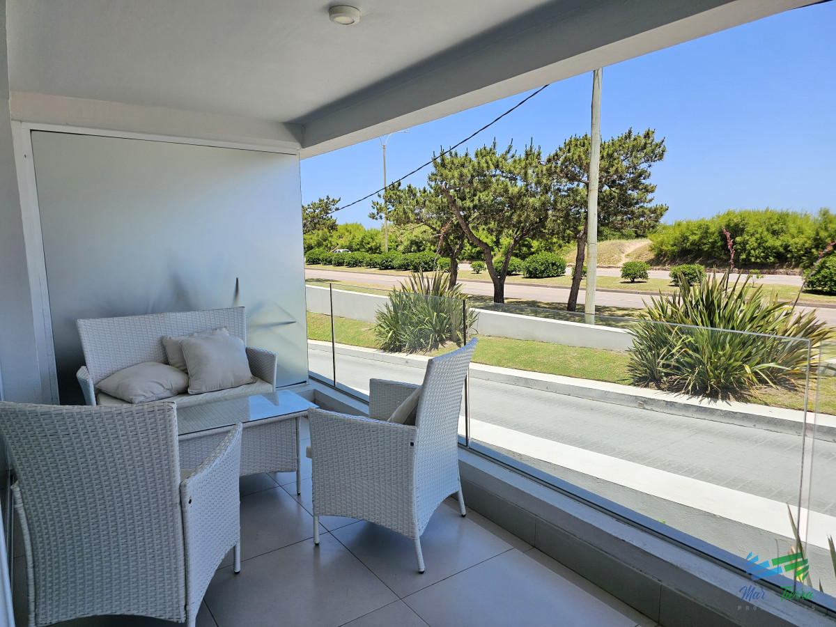 Apartamento ID.4944 - Venta de apartamento en primera línea sobre playa mansa de 3 suites más dependencia de servicio con baño en playa mansa Punta del este 