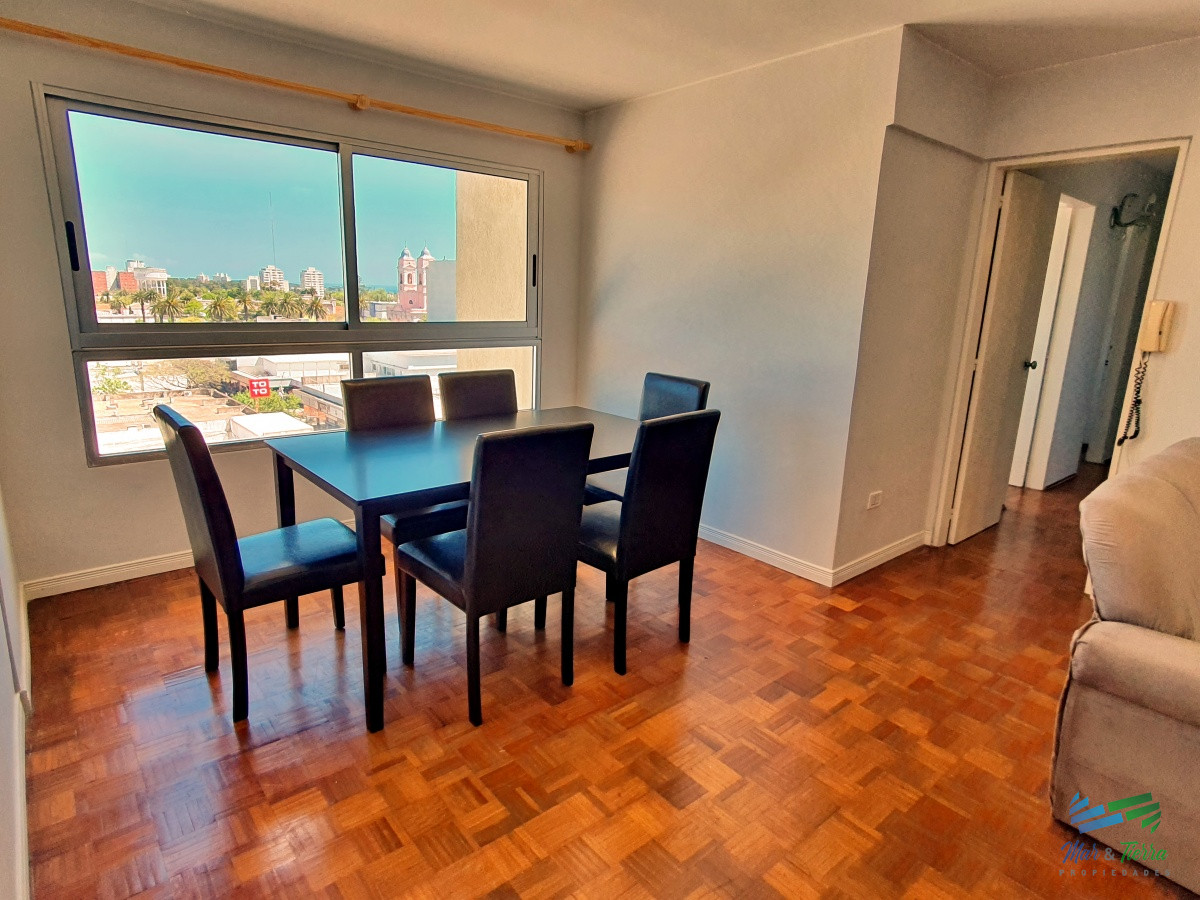 Apartamento ID.2512 - En alquiler y venta..  apartamento reciclado de 3 dormitorios en el centro de Maldonado, piso alto.
