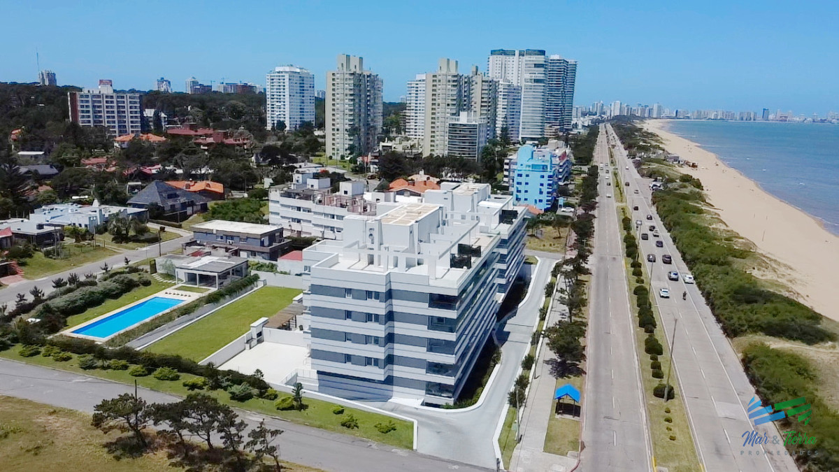 Apartamento ID.4944 - Venta de apartamento en primera línea sobre playa mansa de 3 suites más dependencia de servicio con baño en playa mansa Punta del este 