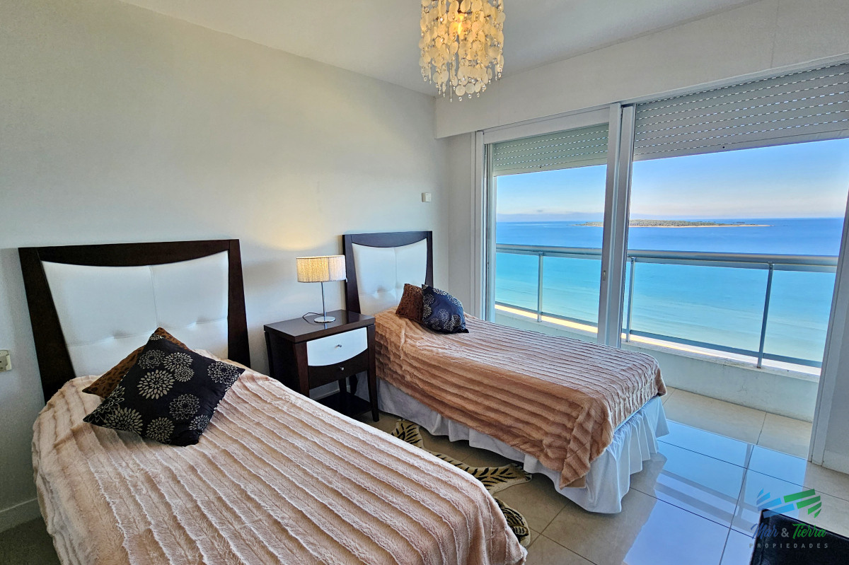 Apartamento ID.3664 - Alquilo apartamento 3 dormitorios frente al mar con servicios, Playa Mansa, Punta del Este