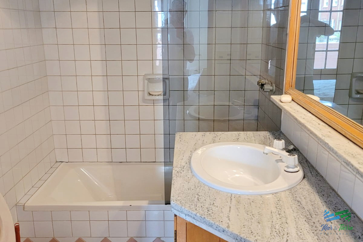 Apartamento ID.1067 - Vendo apartamento 2 dormitorios, con gran terraza y parrillero propio, servicio de mucamas y piscina. Peninsula, Punta del Este.
