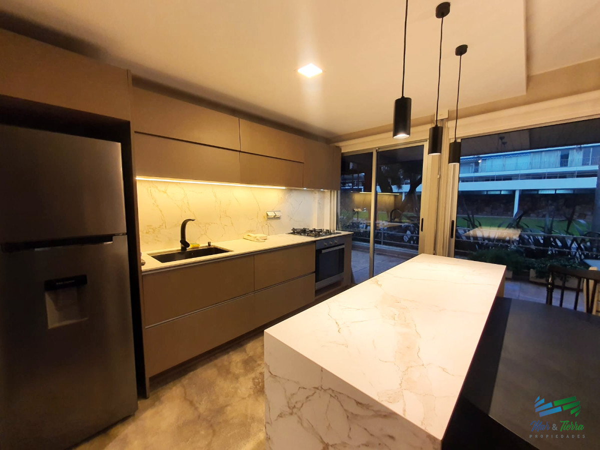 Apartamento ID.4750 - ALQUILER ANUAL, PENÍNSULA. DOS DORMITORIOS, DOS BAÑOS, MUY AMPLIO. 