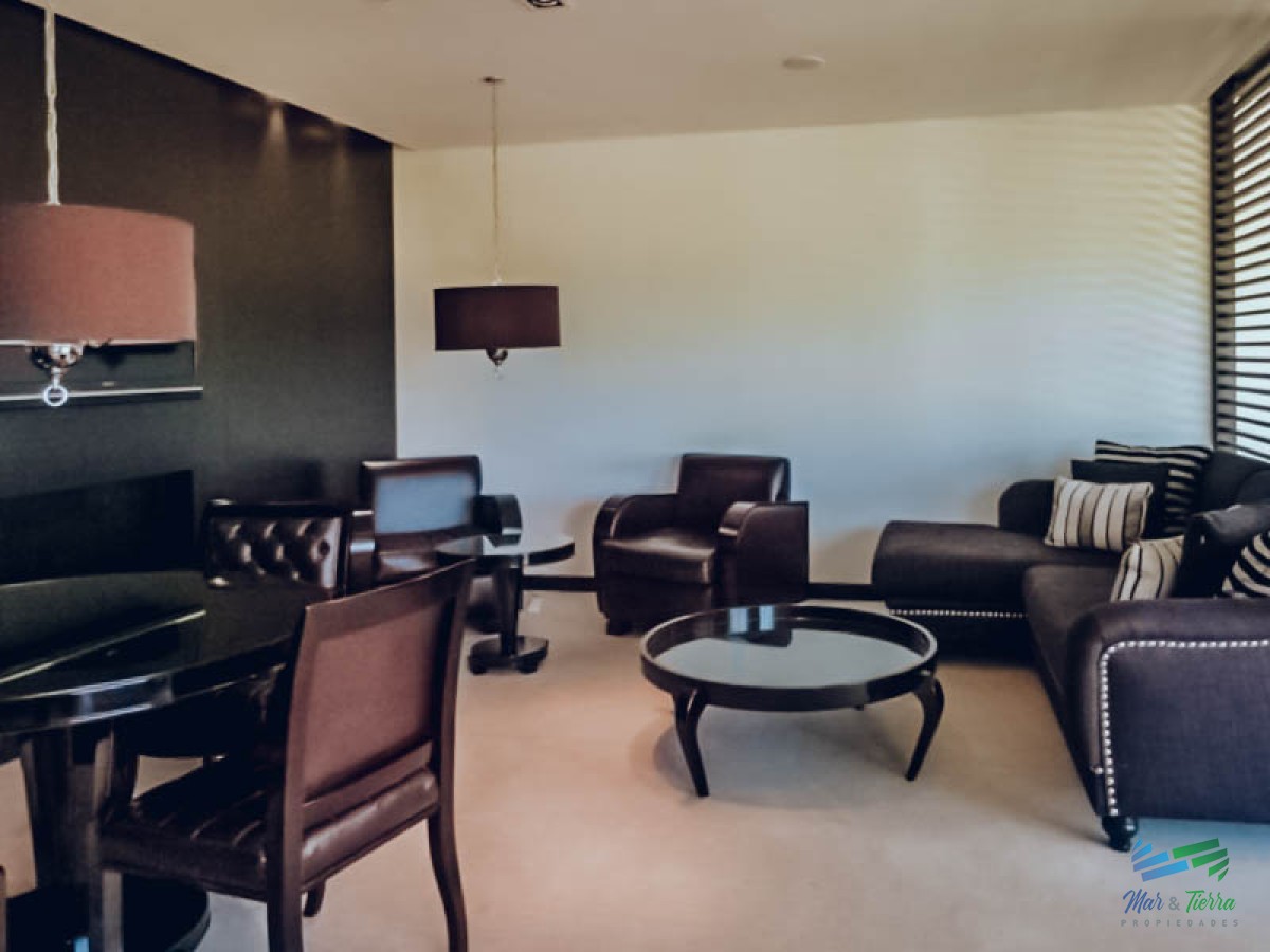 Apartamento ID.3945 - VENTA de Pent Huse sobre playa Mansa de 4 suites con todos los servicios