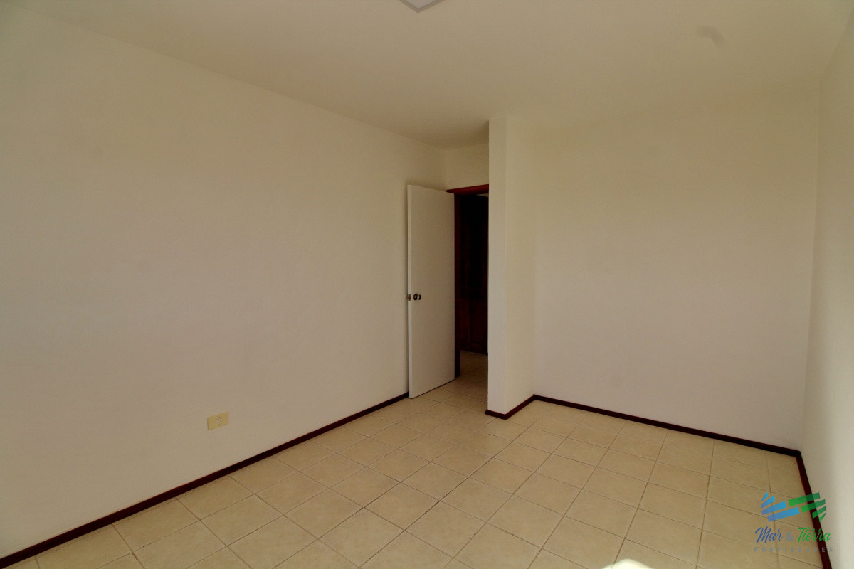 Apartamento ID.2664 - OPORTUNIDAD!!! Vendo apartamento 2 dormitorios en centro de Maldonado, piso alto con balcón.