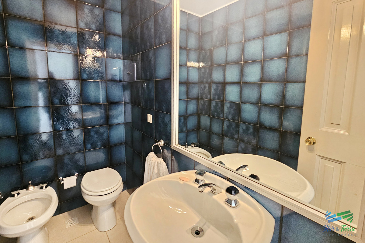 Apartamento ID.101 - Excelente opción en alquiler y venta, primera línea sobre el Puerto de Punta del Este. 