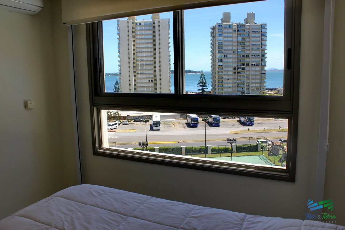 Apartamento ID.2338 - Apartamento de 3 dormitorios, primera linea frente al mar, en alquiler y venta, Punta del Este