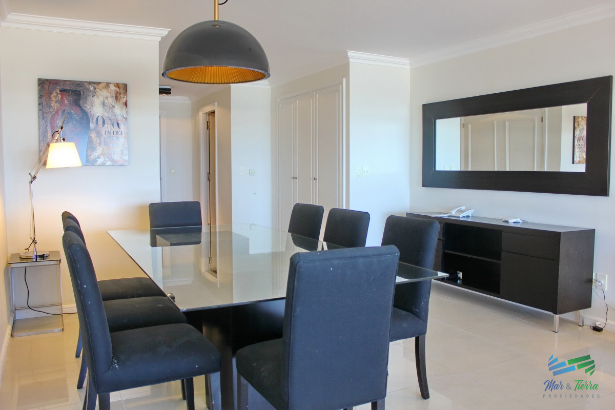 Apartamento ID.2338 - Apartamento de 3 dormitorios, primera linea frente al mar, en alquiler y venta, Punta del Este