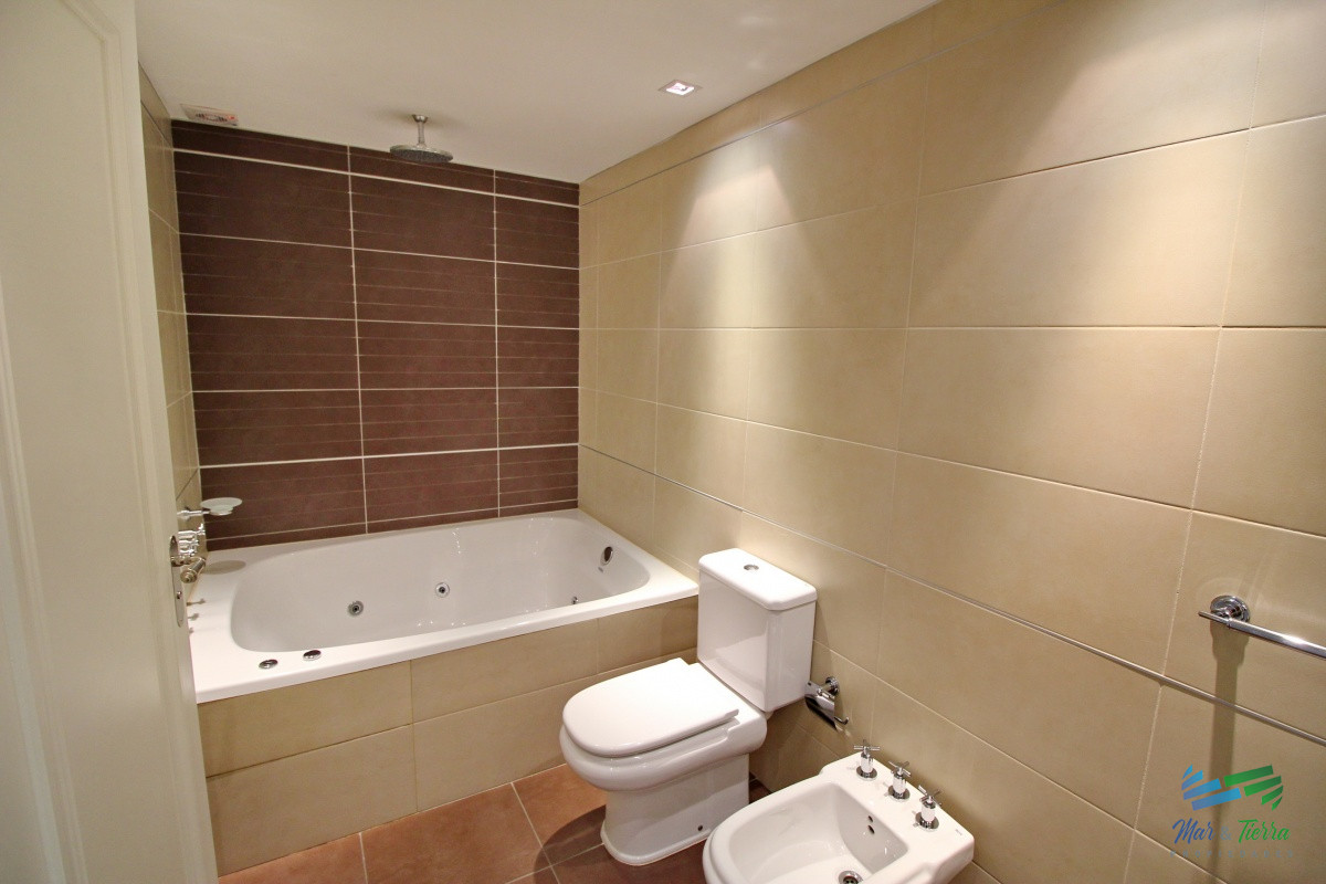 Apartamento ID.2344 - En venta apartamento Imperiale de 3 dormitorios, primera linea frente al mar, Punta del Este