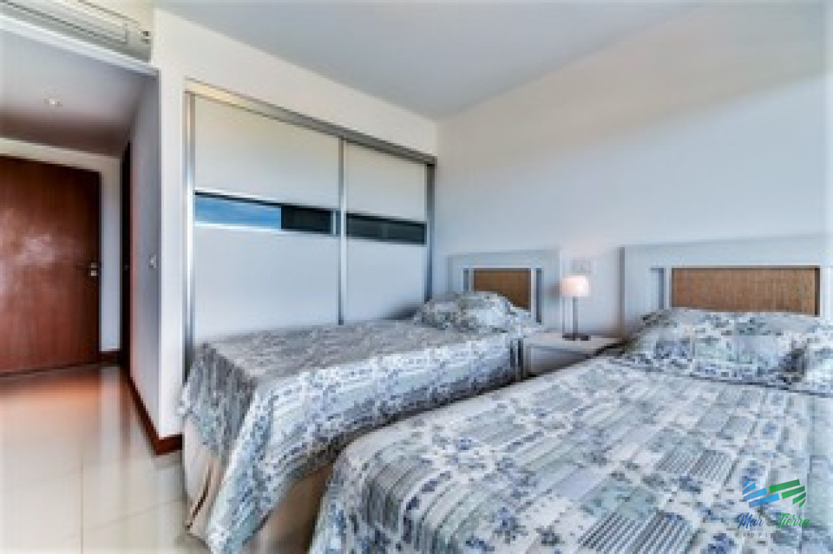 Apartamento ID.2724 - Vendo apartamento 4 dormitorios en primera línea de playa brava, Punta del Este.