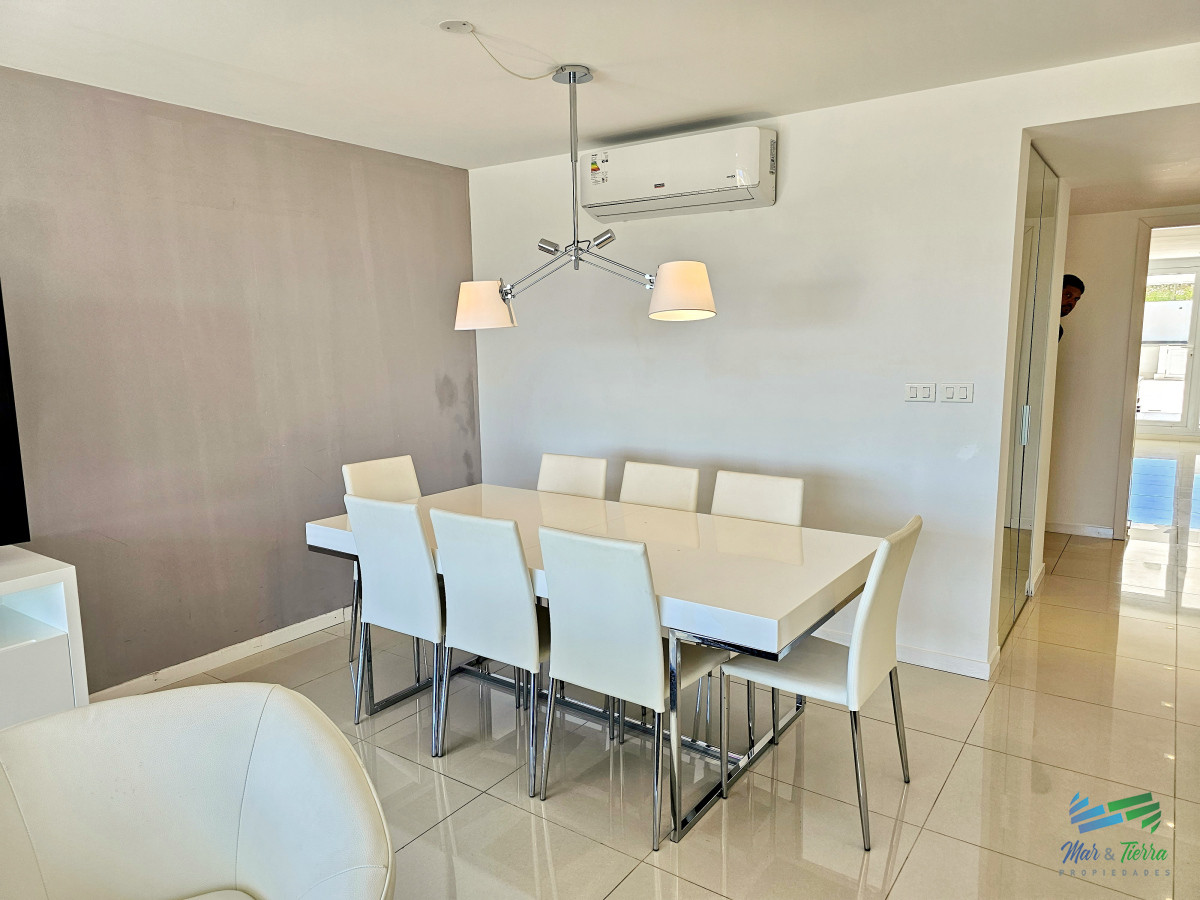 Apartamento ID.4944 - Venta de apartamento en primera línea sobre playa mansa de 3 suites más dependencia de servicio con baño en playa mansa Punta del este 