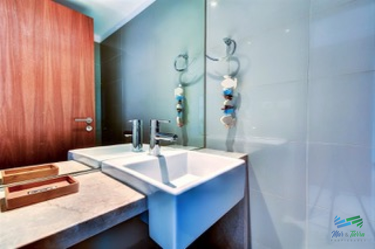 Apartamento ID.2724 - Vendo apartamento 4 dormitorios en primera línea de playa brava, Punta del Este.