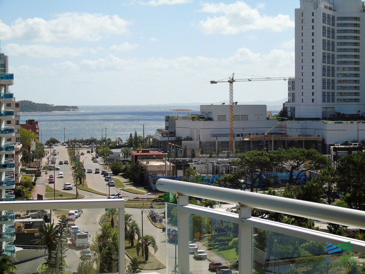 Apartamento ID.2435 - A metros del mar, en una de las zonas de mas categoría. Apartamento en piso alto con vista al mar.OPORTUNIDAD