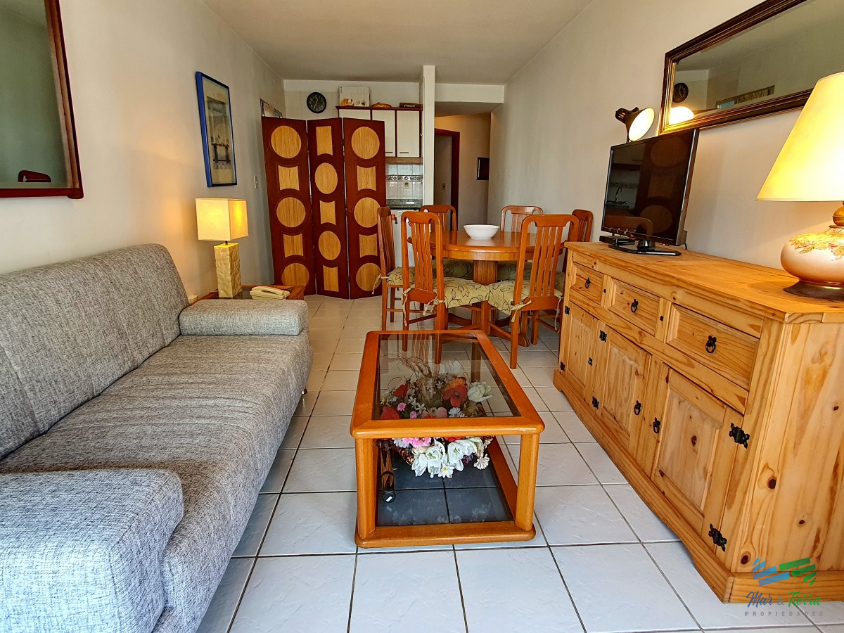 Apartamento ID.1515 - Se alquila apartamento de 1 dormitorio frente al mar con vista en Peninsula, Punta del Este.