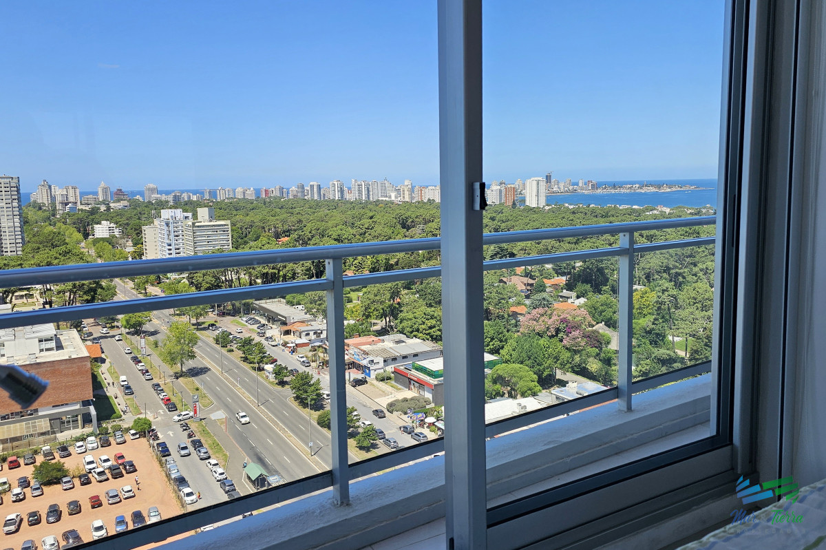 Apartamento ID.5049 - ALQUILER DE INVIERNO, 3 DORMITORIOS SOBRE AV ROOSEVELT, EDIFICIO CON SERVICIOS.
