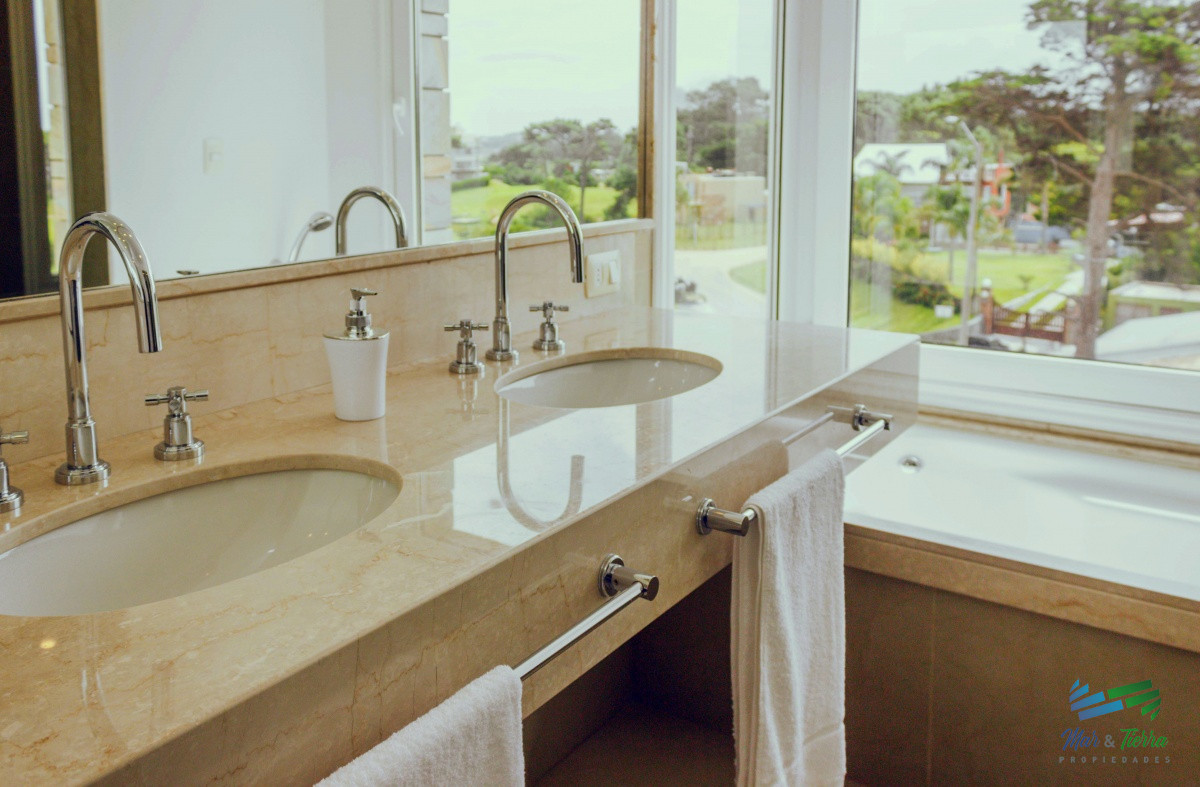 Apartamento ID.3945 - VENTA de Pent Huse sobre playa Mansa de 4 suites con todos los servicios