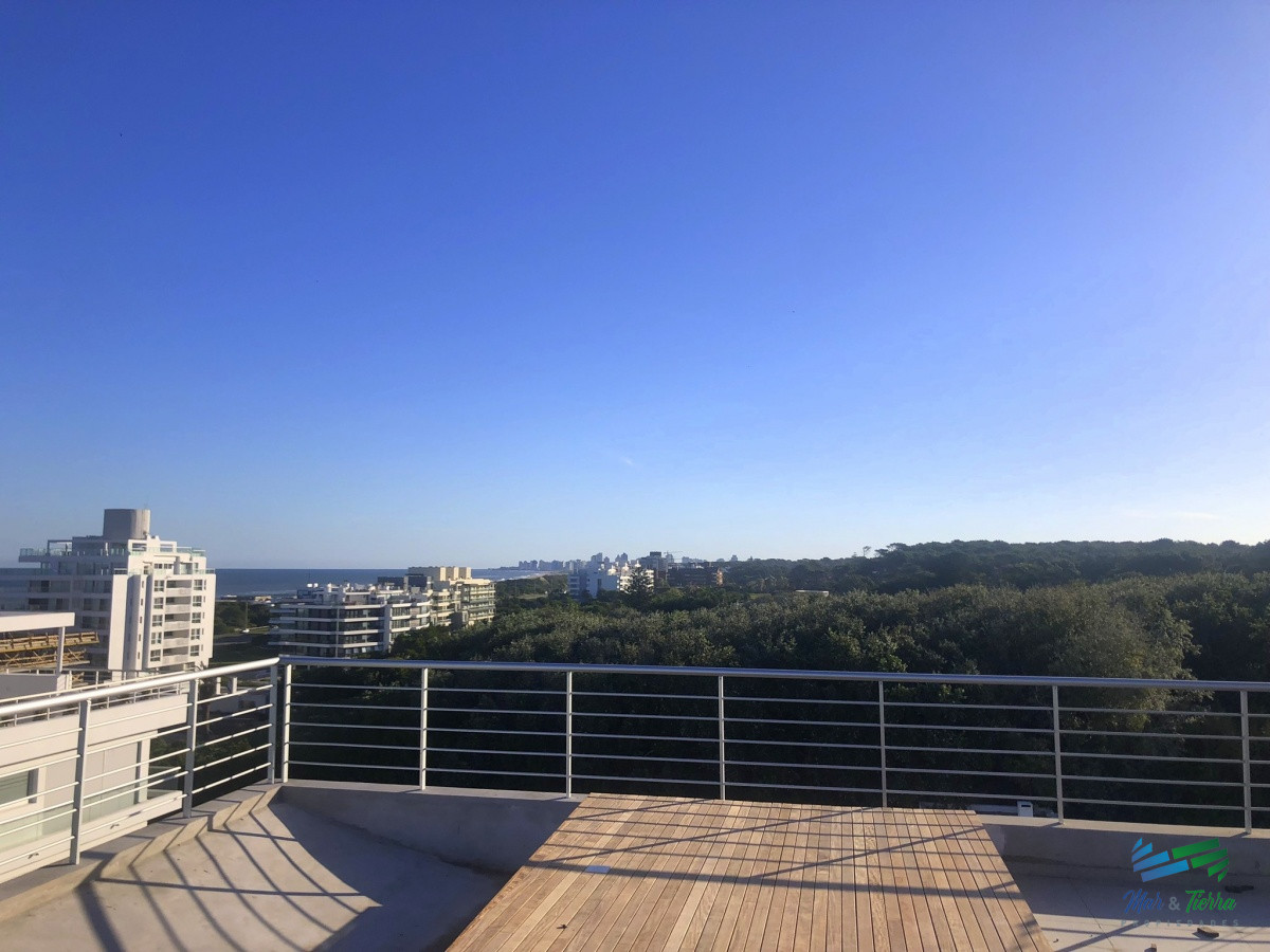 Apartamento ID.4305 - Venta de apartamento pent house de 3 suites mas servicio con baño y terraza primera linra en playa brava