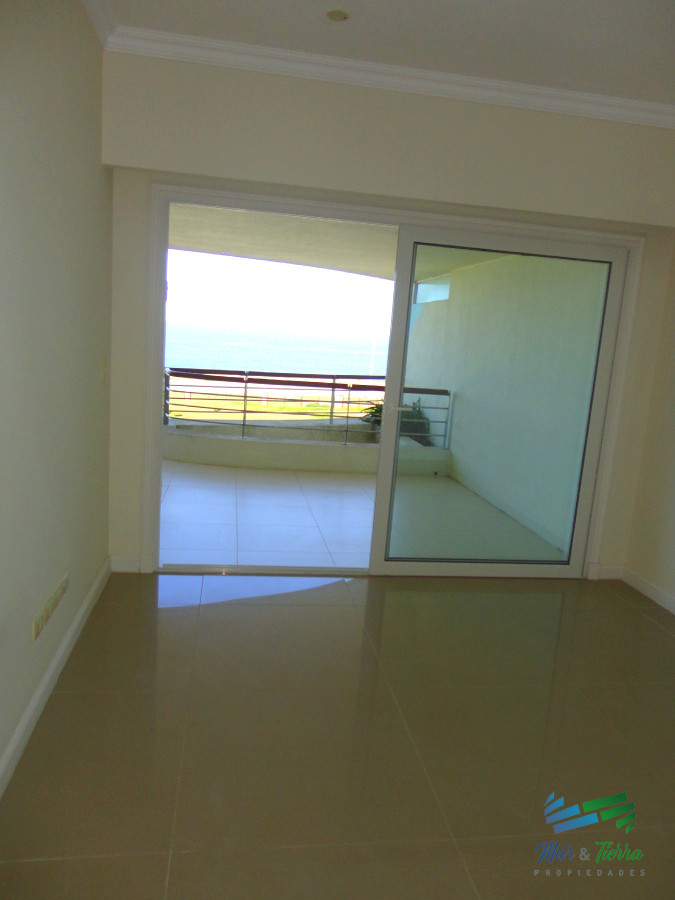 Apartamento ID.3947 - Venta de apartamento dúplex en complejo Veramansa sobre playa Mansa de punta del Este