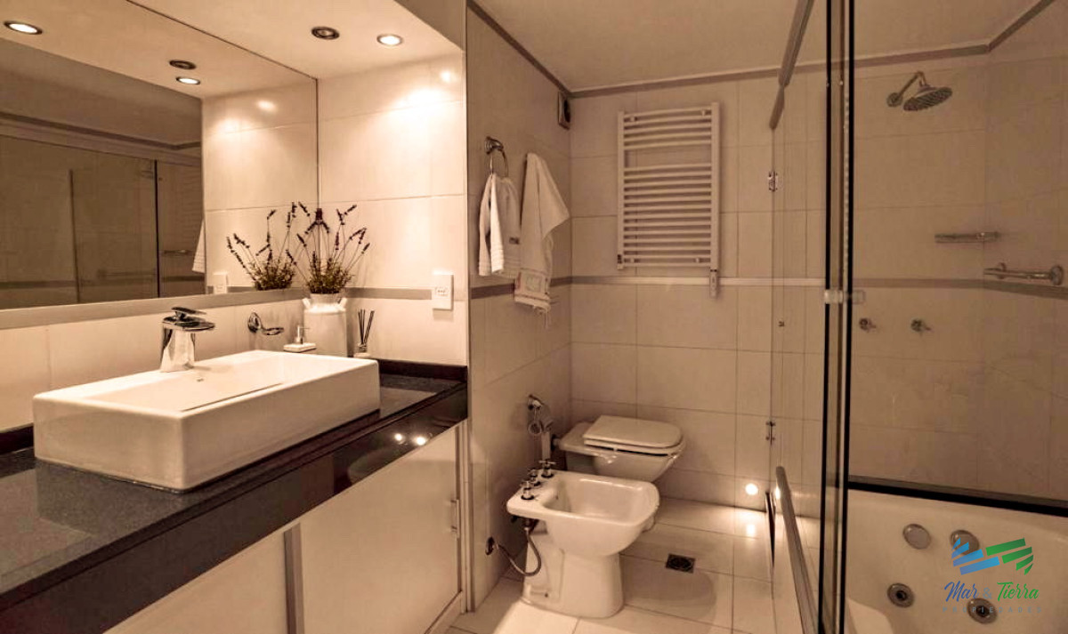 Apartamento ID.3070 - Vendo apartamento frente al puerto, 6 dormitorios, Punta del Este