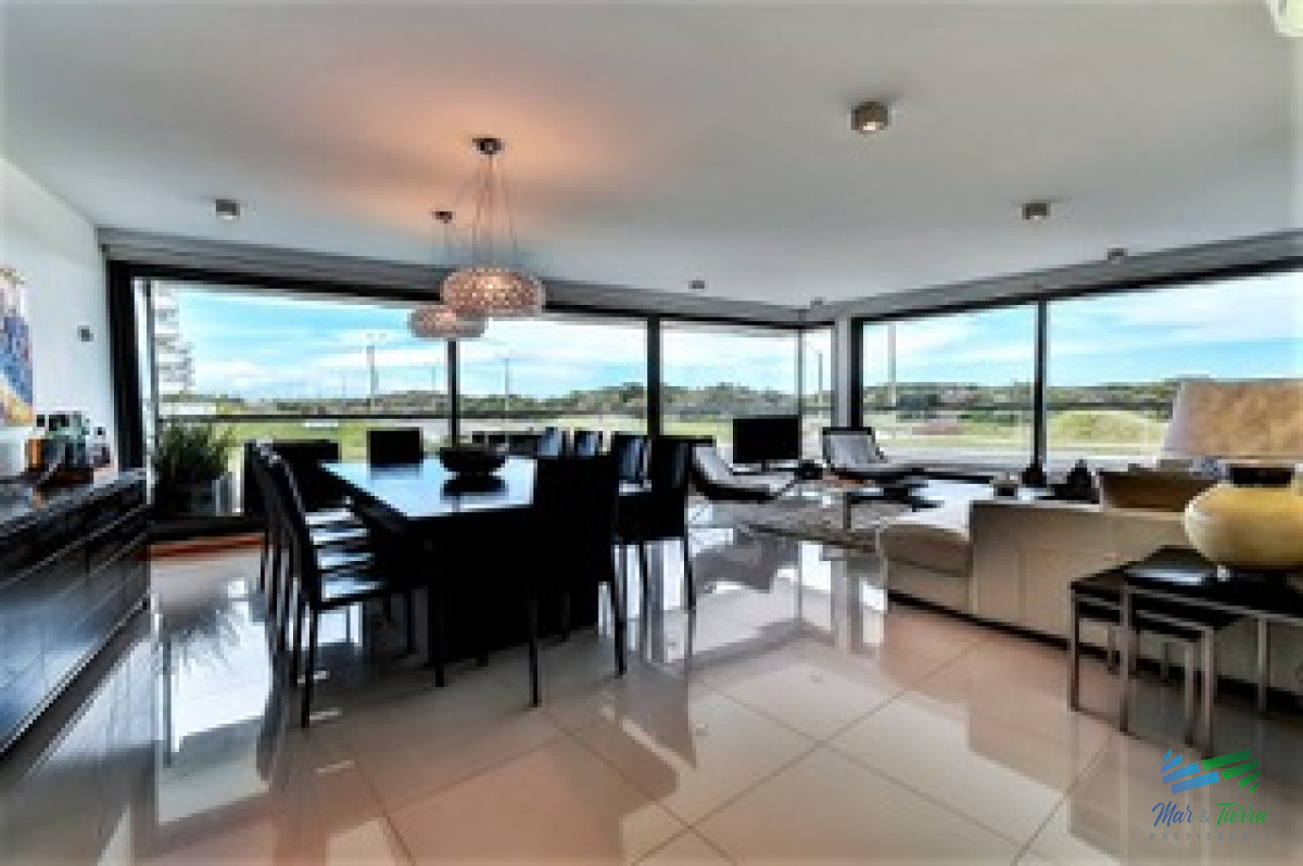 Apartamento ID.2724 - Vendo apartamento 4 dormitorios en primera línea de playa brava, Punta del Este.