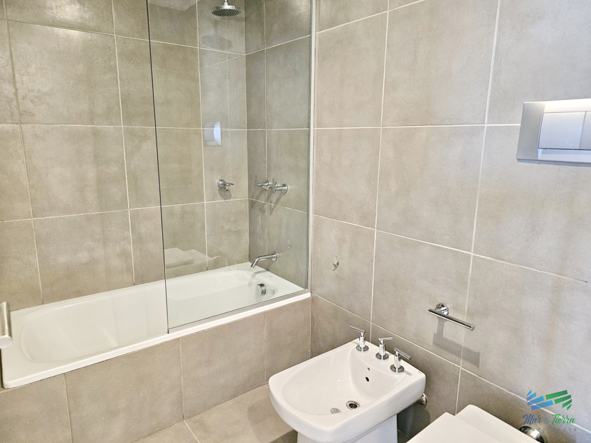 Apartamento ID.5677 - Alquiler anual apartamento penthouse frente al mar 3 dormitorios, Playa Mansa, Pinares, Punta del Este.