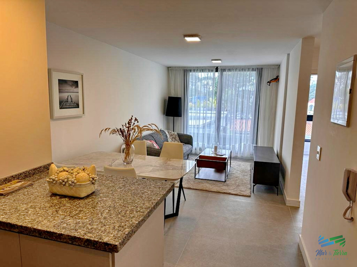 Apartamento ID.4375 - Vendo apartamento de 1 y 1/2 dormitorios a estrenar, con buenos servicios, en Punta del Este