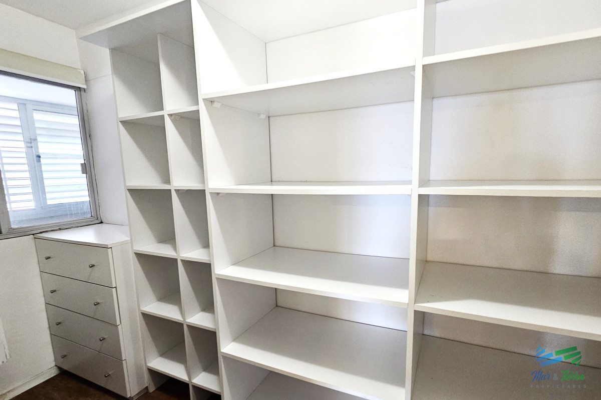 Apartamento ID.5377 - ALQUILER ANUAL, FRENTE LA MANSA, 3 DORMITORIOS COMPLETAMENTE RECICLADO! PUNTA DEL ESTE. 